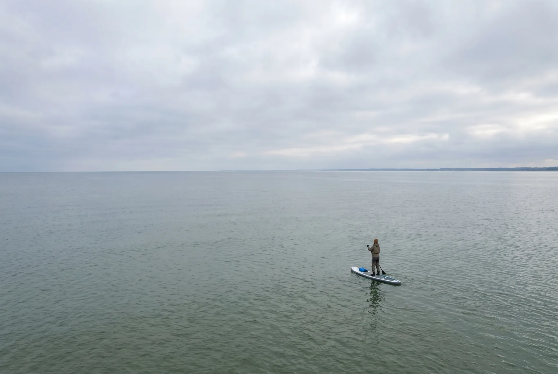 Stand-Up-Paddling auf flachem Wasser