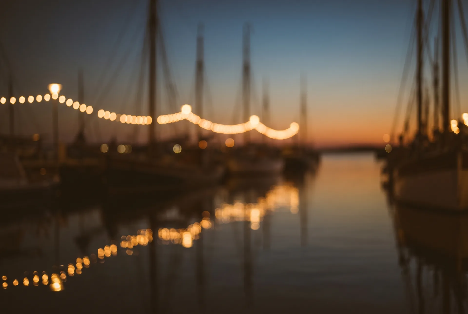 Lichterketten am Abend im Hafen